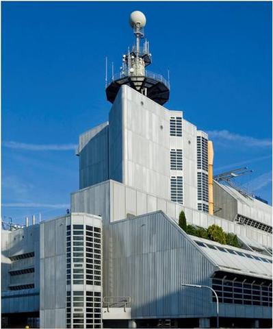 Lernende von Swisscom bauen Solaranlage auf Zürcher Rechenzentrum