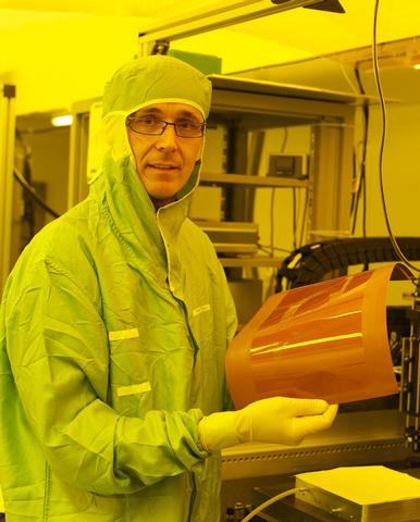 Schweizer IBM-Forscher entdecken neues Material für optische Wellenleiter