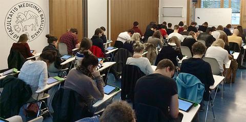 Basler Medizin-Studenten schreiben Prüfung mit iPad