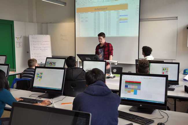 IT-Lernende bilden Schüler aus