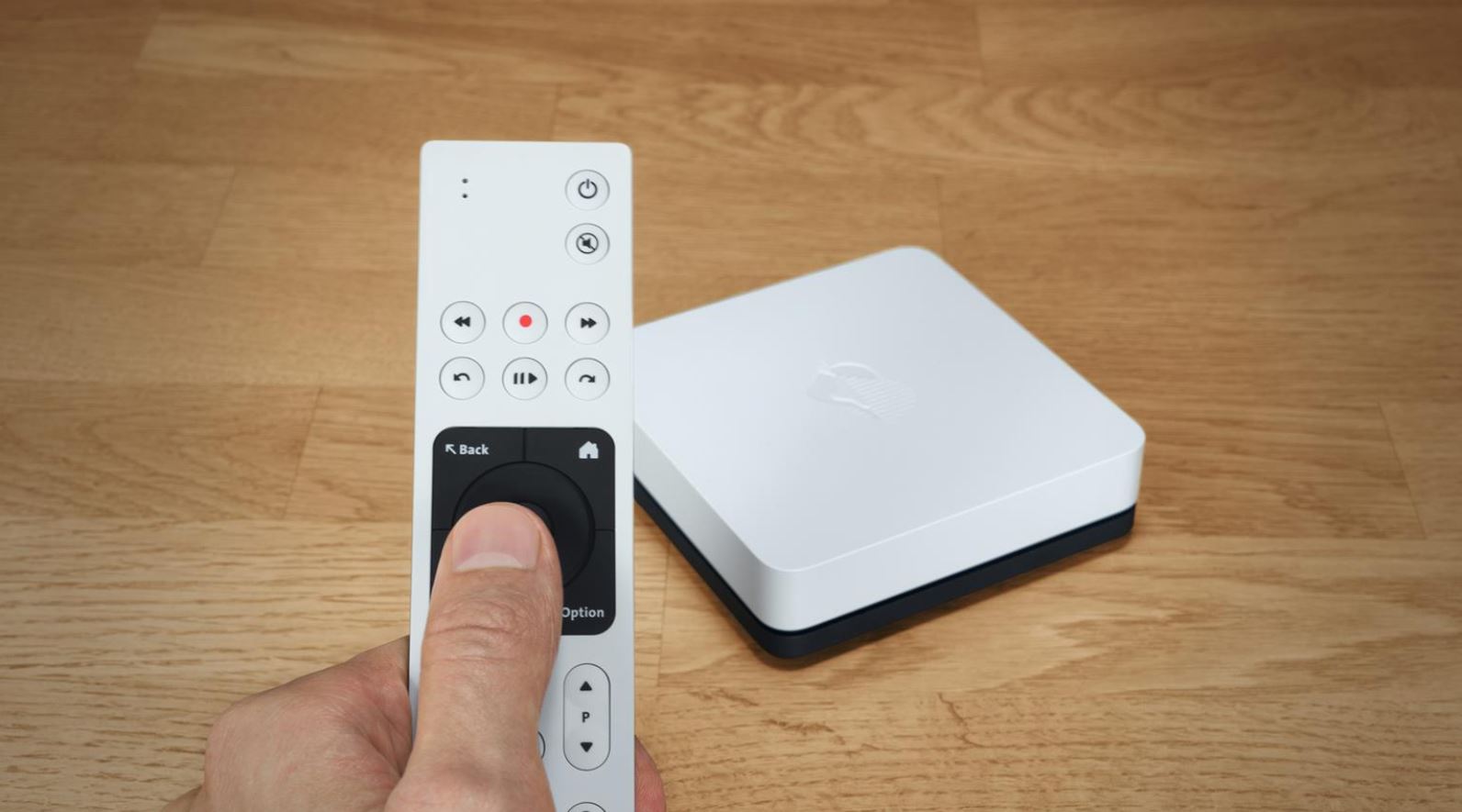 Swisscom lanciert TV-Box, die UHD-Inhalte und Befehle auf ...