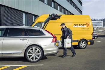 Leshop liefert mit der Post in parkierte Volvos
