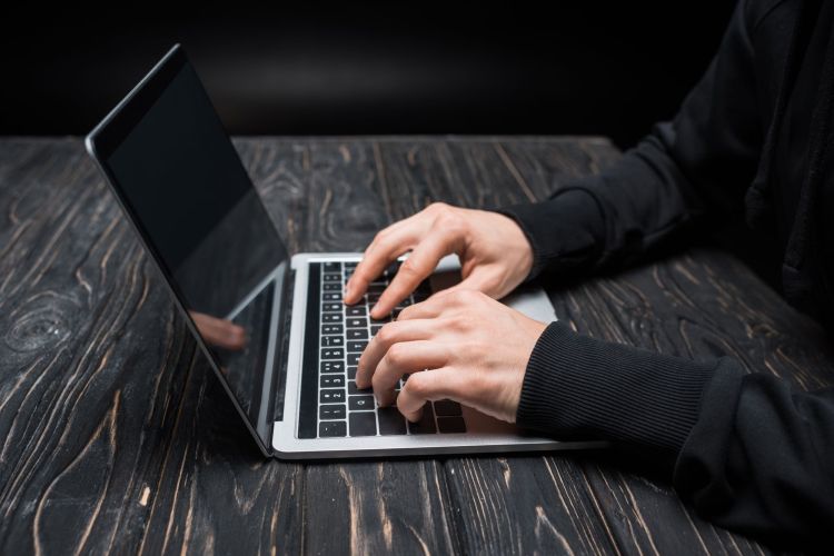 BACS: Cyberkriminelle locken mit öffentlichem WLAN in die Falle