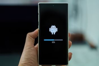 Google schiebt energiehungrigen Apps den Riegel vor
