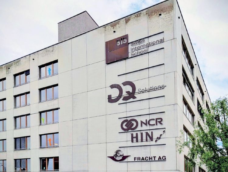 Fallstudie Health Info Net: Von statischen physischen Servern in die ­Multi-Vendor-Souveräne-Cloud