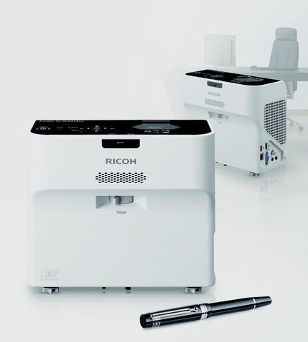 RICOH präsentiert neue Generation von Ultra-Kurzdistanz-Projektoren