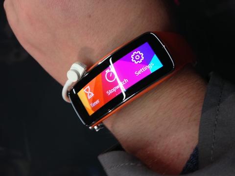 MWC: Samsung präsentiert das Fitness-Armband Gear Fit 