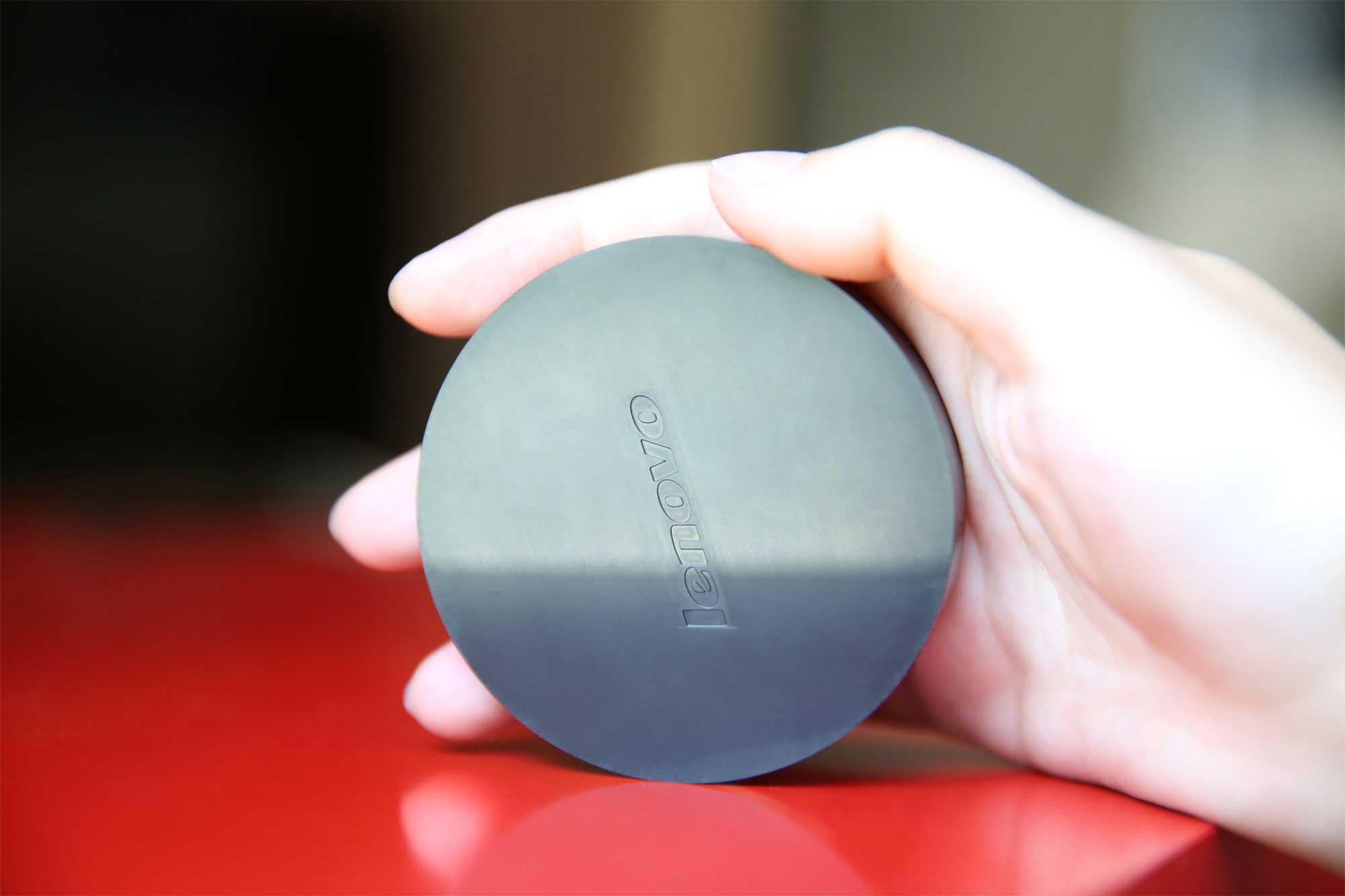 Lenovo mit Touchscreen-Beamer-Phone, Chromecast-Pendant und Laptop mit 3D-Kamera