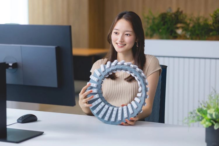 Google Japan zeigt kuriose Möbiusschleife-Tastatur 